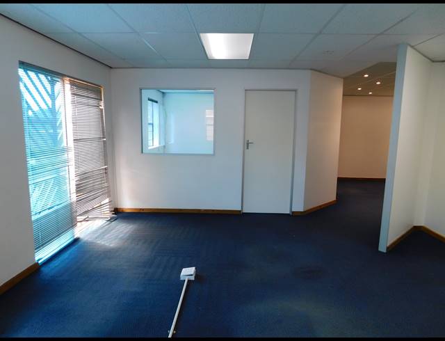 240M² OFFICE FOR SALE IN WELTEVREDEN PARK